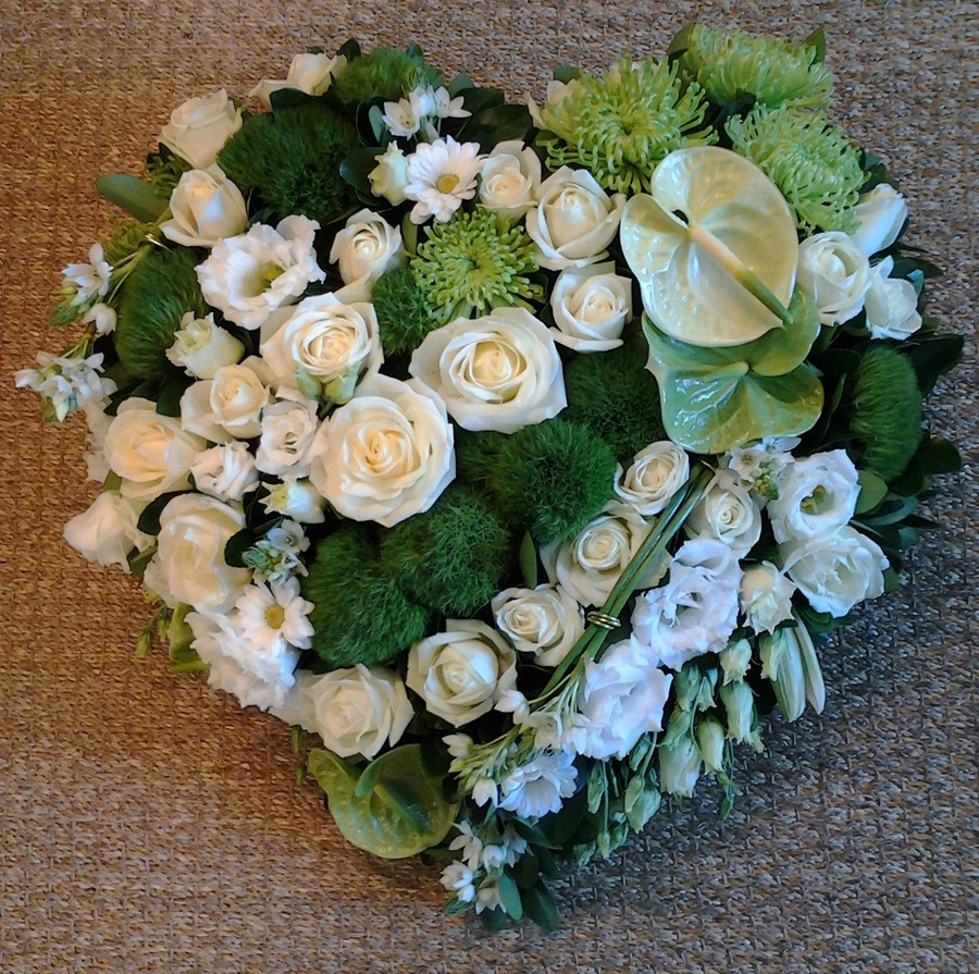coeur roses blanches pour un deuil