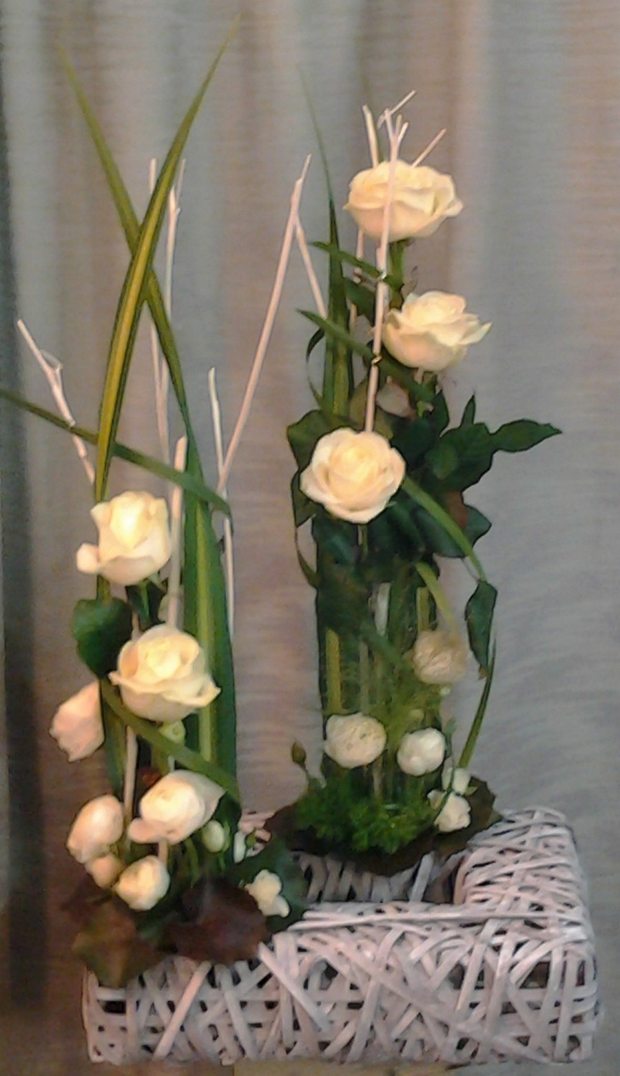 composition rose blanche socle carre
